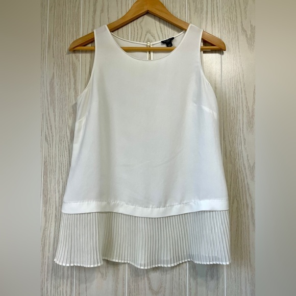 Ann Taylor White Pleated Sleeveless Blouse  NWOT Size MP - Picture 1 of 3